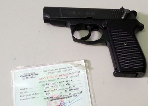 Khẩu súng bắn đạn cao su mà Phó tổng giám đốc sử dụng và giấy phép sử dụng. Ảnh: An Nhơn