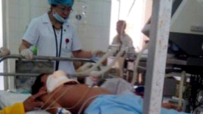 Một trong 4 học sinh đang được cấp cứu tại BV Đa khoa TX Phú Thọ. Ảnh Soha