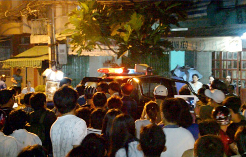 Đưa nam thanh niên về trụ sở công an. Ảnh: An Nhơn