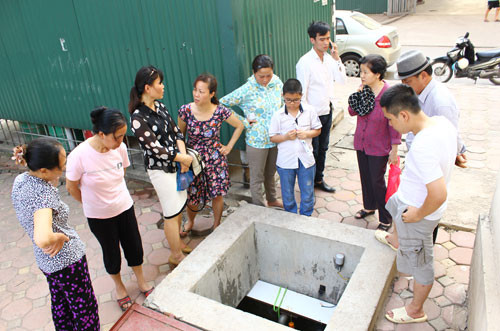 Đi học, đi làm về, người dân hai tòa chung cư N09B1 và N09B2 đều phải ra ngó bể xem có bơm nước hay không. Ảnh: Hoàng Phương