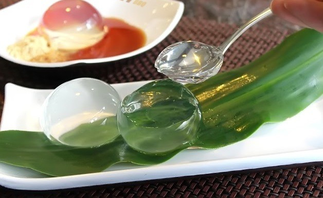 Bánh Mizu Shingen mochi có hình giống giọt nước lớn, mùi thơm và vị thanh mát. Ảnh: Ngọc Lan