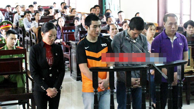 Các bị cáo cúi đầu nhận tội