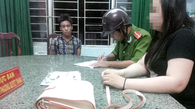 Dương Tấn Hưng (bìa trái) cùng tang vật và một nạn nhân vụ cướp giật tại trụ sở Công an phường Quyết Thắng (TP.Biên Hòa, Đồng Nai)