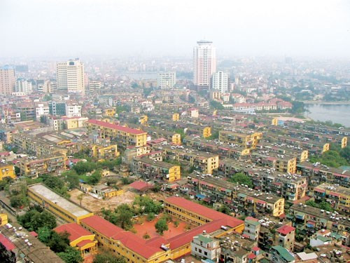 Đề xuất không hạn chế chiều cao khi cải tạo chung cư cũ nếu quy hoạch cho phép đang gây nhiều lo ngại về áp lực dân số. Ảnh: Internet