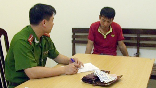 Cảnh sát lấy lời khai tên cướp. Ảnh: Công an cung cấp