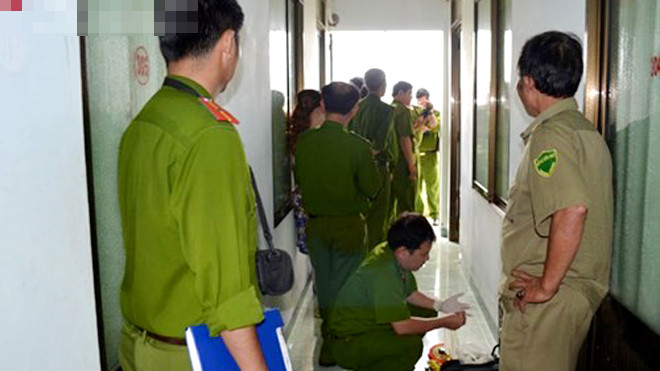 Lực lượng công an khám nghiệm hiện trường