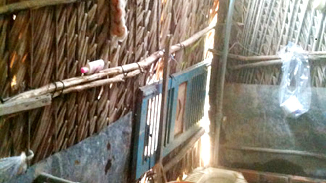 Chủ nhà dùng một cánh cửa cũ để bịt lại lỗ thủng do kẻ trộm để lại