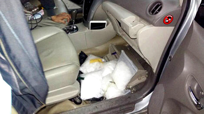 Số ma túy đá được các đối tượng “ém” gọn dưới mặt ghế xe ô tô hòng che mắt các cơ quan chức năng