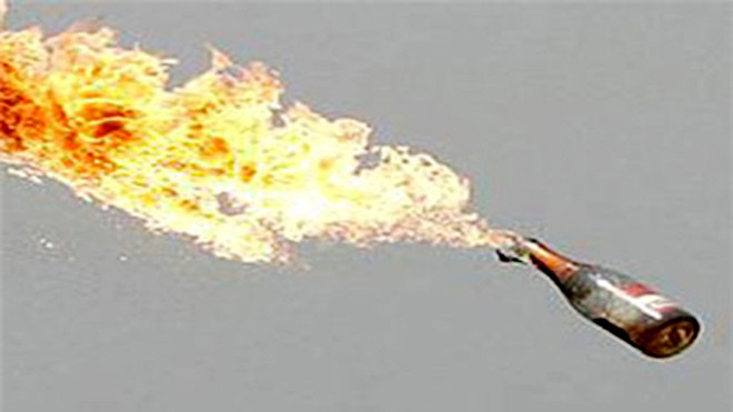 Nhóm côn đồ ném chai xăng gây bỏng cho lực lượng bảo vệ. Ảnh minh họa