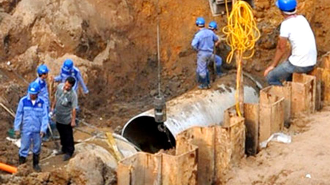 Với việc đường ống nước Sông Đà liên tục xảy ra sự cố thì việc thiếu nước hè năm 2015 là khó tránh khỏi. Ảnh: T.L