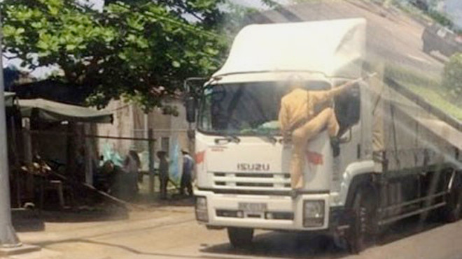 CSGT đu đầu xe tải để... yêu cầu dừng xe. Ảnh: cắt từ clip