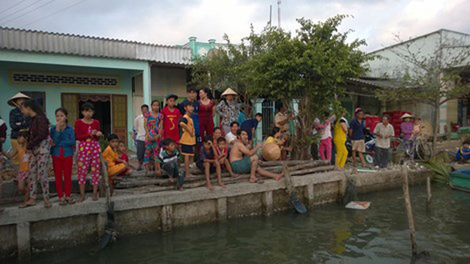 Đông đảo người dân hiếu kỳ xem sự cố bắt đá gà làm chết người