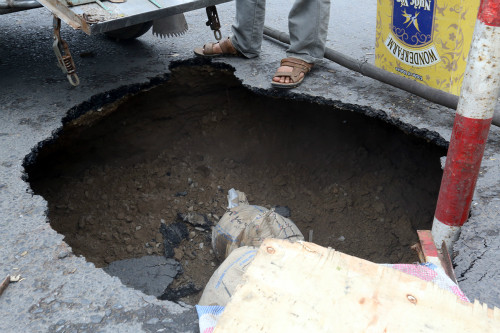 "Hố tử thần" rộng hơn một m2 và sâu gần 2 m, nằm án ngữ ở giữa đường Đại Cổ Việt