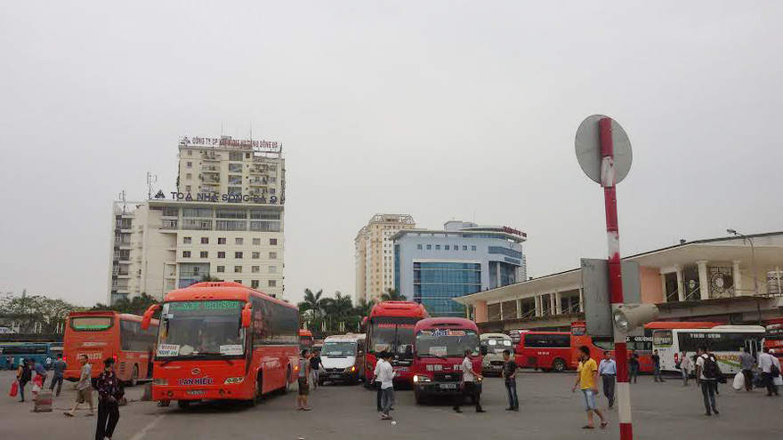 Lượng khách di chuyển tại bến xe Mỹ Đình vẫn đang ở mức bình thường nhưng đến ngày 27.4 sẽ tăng cao do hành khách về quê nghỉ lễ 30.4. Ảnh: Thùy Liên