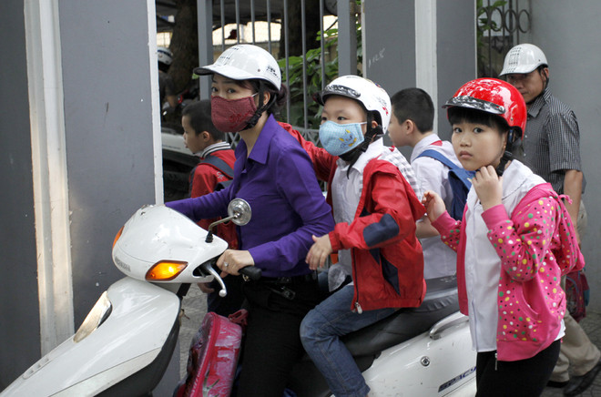 Để nâng cao nhận thức cho phụ huynh học sinh về tầm quan trọng của việc đội mũ bảo hiểm cho trẻ em, sáng 6/4, Ủy ban An toàn giao thông quốc gia và Cục Cảnh sát giao thông bắt đầu thực hiện kế hoạch hành động quốc gia đội mũ bảo hiểm cho trẻ em. Cao điểm 