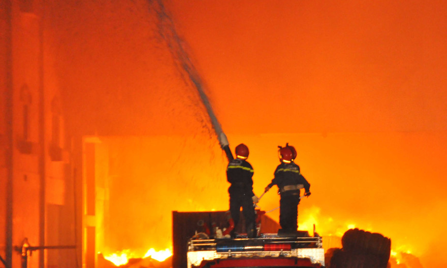 Lực lượng PCCC đang dập lửa.