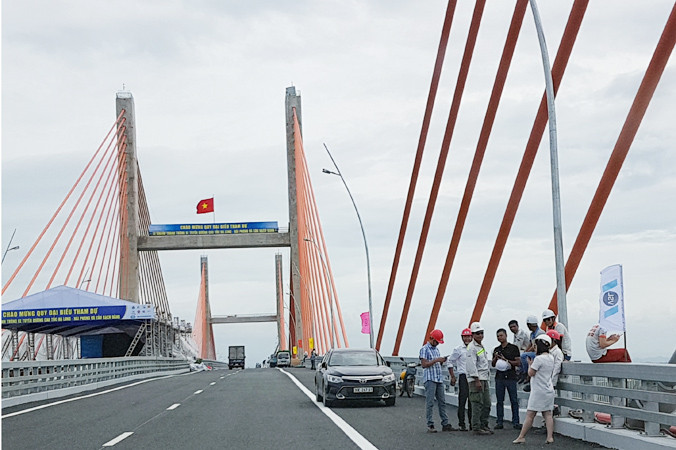 Cầu Bạch Đằng sau ngày hợp long.