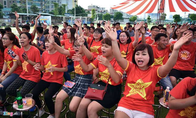 Người hâm mộ tập trung theo dõi, cổ vũ Olympic Việt Nam tại ASIAD 2018. Ảnh: Việt Linh.