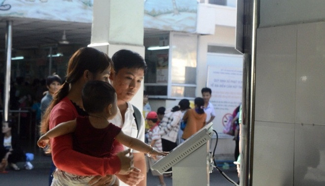 Người bệnh sử dụng máy điện tử để phán ánh điều không hài lòng lên Sở Y tế.