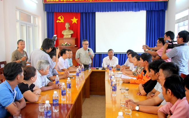 Các cơ quan đoàn thể tỉnh Bà Rịa - Vũng Tàu cùng đại diện Công ty CP Xăng dầu Vitaco thăm hỏi, hỗ trợ thân nhân thuyền viên tàu Hải Thành 26 gặp nạn. Ảnh: Đ.Thanh