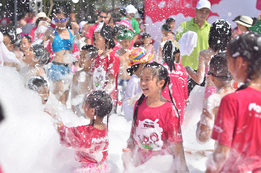 Sáng 28/5, tại Hà Nội diễn ra sự kiện “Vùng đất tò mò” dành cho các gia đình dịp Quốc tế Thiếu nhi 1/6, thu hút hàng ngìn người tham gia.