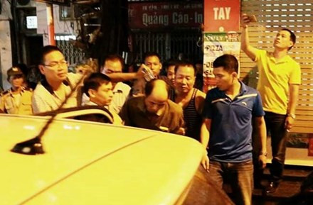 Đối tượng Hùng được lực lượng chức năng đưa về trụ sở.