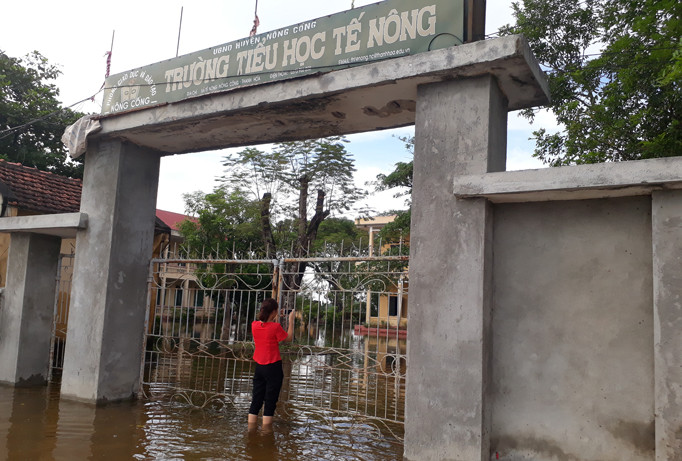 Thanh Hóa: Nước lũ vẫn ngập trường, học sinh chưa thể trở lại lớp