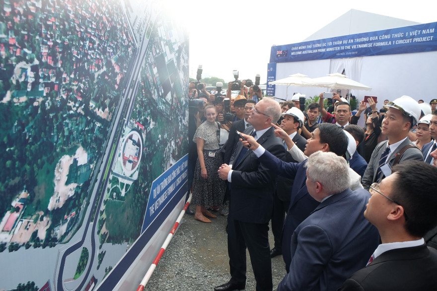 Thủ tướng Australia Scott Morrison xem sơ đồ đường đua F1.