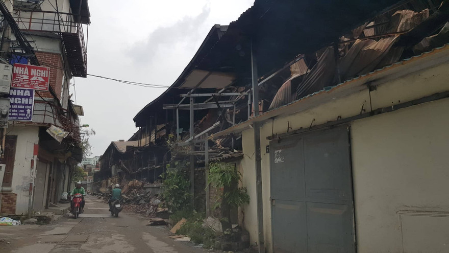 Bên ngoài nơi xảy ra cháy sáng 31/8