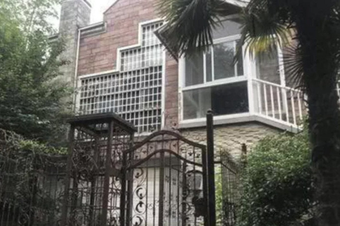 Căn nhà dù là nơi diễn ra vụ giết người nhưng vẫn được bán đấu giá ở mức cao gần gấp đôi so với giá khởi điểm. Ảnh: Sina.