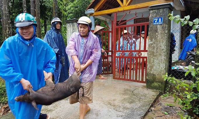 Người dân hối hả chuyển đồ chạy khỏi vùng sạt lở.