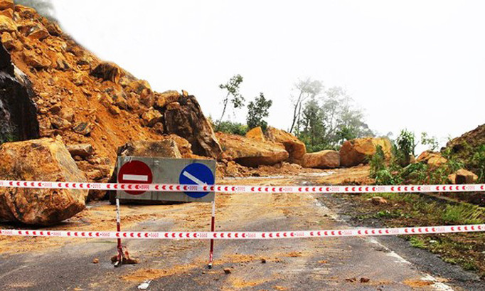 Sạt lở trên quốc lộ 27C.