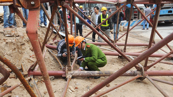 Nhiều lỗi thiết kế và thi công khiến hệ đà giáo bị sập ngày 28/12. Ảnh: Quý Đoàn.