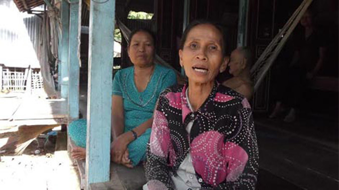 Bà Gấu (mẹ của Xuyên) bàng hoàng khi phát hiện thi thể con trai trong bao tải trôi sông.