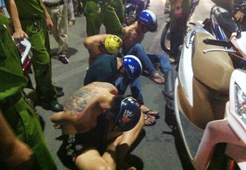 Nhóm thanh niên đập phá khách sạn bị cảnh sát nổ súng khống chế. Ảnh: PL TP HCM.