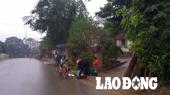 Hoạt động mua bán, trao đổi hàng hóa tại Yên Trung vẫn diễn ra tự phát.