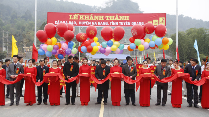 Các vị lãnh đạo cắt băng khánh thành.