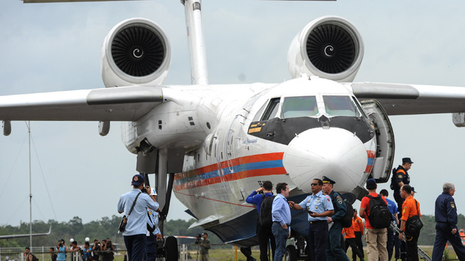 Tối 3/1, thủy phi cơ BE-200 của Nga tới khu vực tìm kiếm, mang theo thiết bị dò tìm mảnh vỡ nhỏ, hệ thống sonar đặc biệt có khả năng bắt tín hiệu phát đi từ hộp đen máy bay, 1 tàu lặn và 22 thợ lặn. Ảnh: Xinhua.