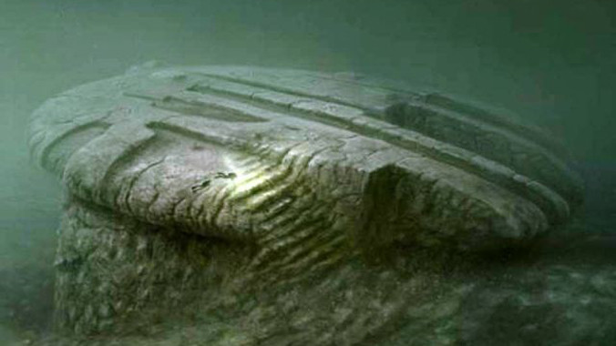 Cận cảnh vật thể lạ dưới đáy đại dương.