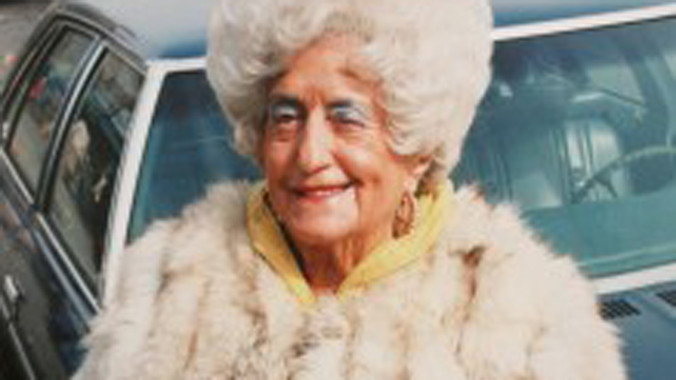 Chân dung bà cụ lột da mèo hàng xóm để làm áo khoác lông.