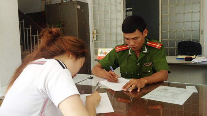 Cô gái trình bày sự việc tại trụ sở công an.