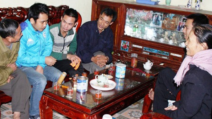  Gia đình các công nhân trong vụ sập hầm Đạ Dâng ngày nào cũng đông người đến hỏi thăm.