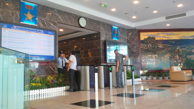 Tiền sảnh trụ sở PVN hết giờ làm việc, nhưng vẫn còn khách làm việc. Ảnh: Đức Nam.