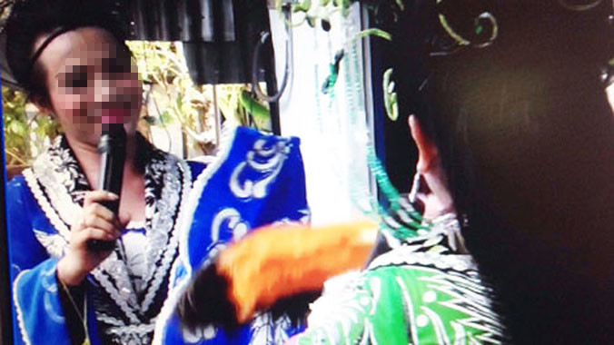 “Cô” đang biểu diễn trong một buổi lễ động thổ.