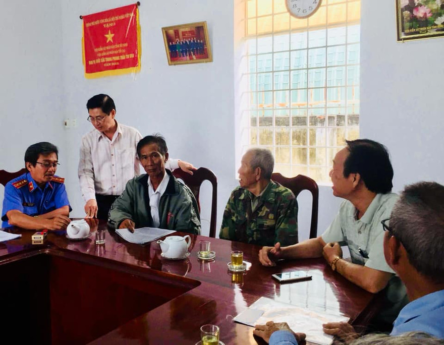 Trao quyết định cho 7 công dân bị hàm oan ngày 4/4. Ảnh: T.V.P