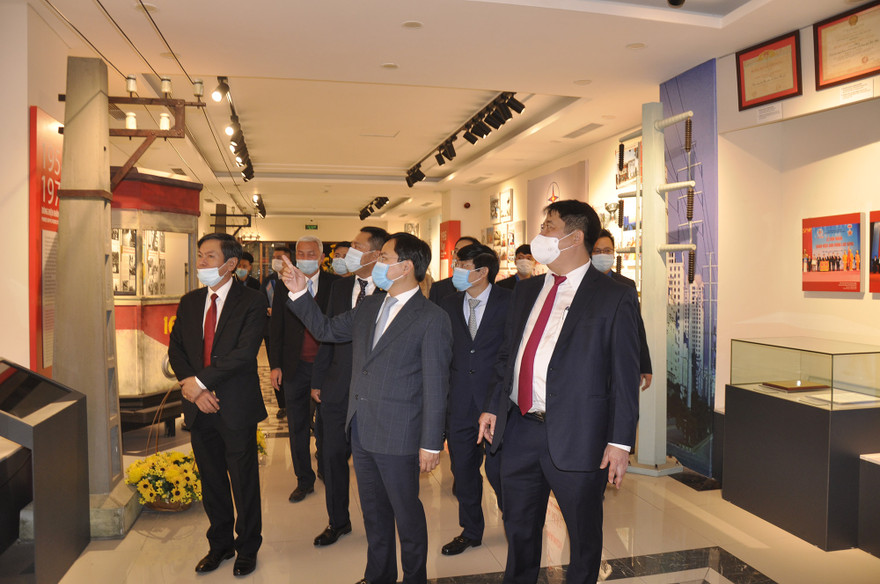 Đoàn Trung ương Đoàn thăm phòng truyền thống của EVN HANOI