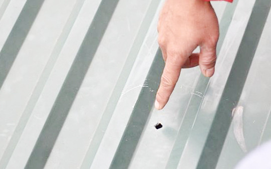 Viên đạn xuyên thủng mái tôn rơi xuống trường mầm non.