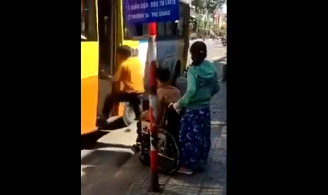 Phụ xe quay đi, không đón người khuyết tật lên xe.