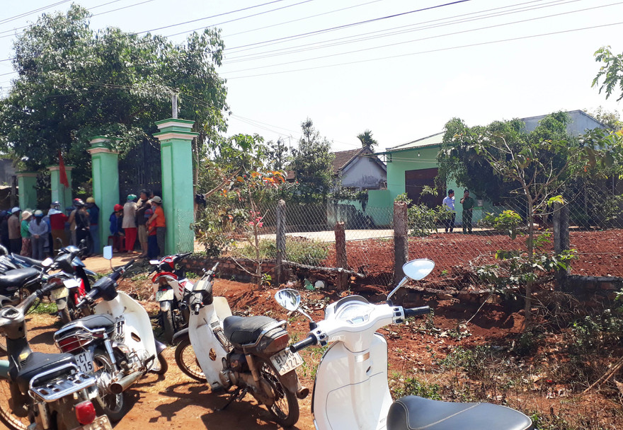 Người dân đến xem hiện trường vụ án.