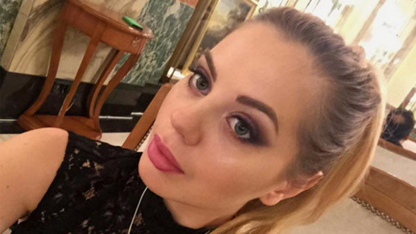 Julia Stakhiva bay từ Anh về Nga chỉ để cắt tóc.